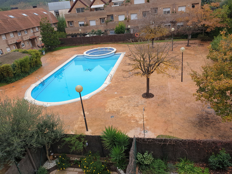 Casa adosada en zona comunitaria con piscina